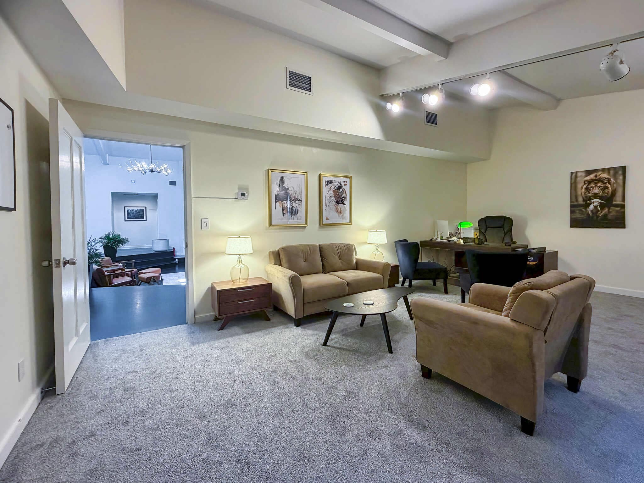 Sitting / Conference Room - Luxoria Recovery